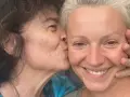 Starsza kobieta całuje młodszą w policzek. Może to początek czegoś więcej, bo zakochałam się w przyjacielu.