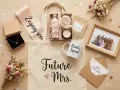 Idealny prezent na wieczór panieński DIY: torba z napisem "Future Mrs.", naszyjnik, kosmetyki, kubek "Bride's Squad", ramka ze zdjęciem i voucher.