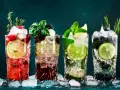 Kolorowe drinki na panieński: malinowy, jagodowy, miętowy i z rozmarynem. Orzeźwiające, z owocami i lodem.