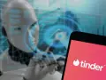 Robot analizujący dane, obok ekran telefonu z logo Tinder. Czy to przyszłość randek dla intj?
