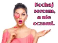 Kobieta z sercem zasłaniającym oko, z otwartymi ustami i wyciągniętą dłonią. Napis: Kochaj sercem, a nie oczami.
