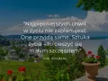 Piękny krajobraz z cytatem o tym, że bycie razem i cieszenie się małymi szczęściami jest kluczem do życia.