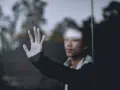 Młody mężczyzna opiera dłoń na szybie, patrząc w dal. Czasem tak bywa, gdy jestem singlem i zastanawiam się nad przyszłością.