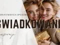 10 kreatywnych sposobów, jak zapytać o świadkowanie. Dwie uśmiechnięte kobiety, jedna z prezentem.