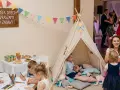 Strefa dzieci na weselu: maluchy rysują, bawią się w tipi i puszczają bańki. Idealny sposób, jak usadzić dzieci na weselu, by miały frajdę.