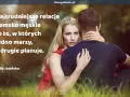 Kobieta obejmuje mężczyznę, ich relacje damsko męskie są trudne, gdy jedno marzy, a drugie planuje.