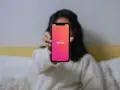 Dłoń trzyma telefon z logo Tindera. Zastanawiasz się, czemu nie mogę usunąć konta na Tinderze?
