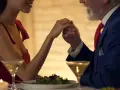 Romantyczna kolacja. Czy 5 lat różnicy w związku to dużo? Para trzyma się za ręce przy świecach.