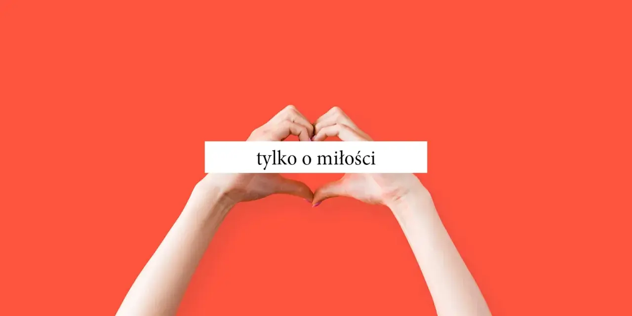 Dłonie tworzą serce na tle w kolorze koralowym. Biały prostokąt z napisem "tylko o miłości" podkreśla ten cytat o miłości.