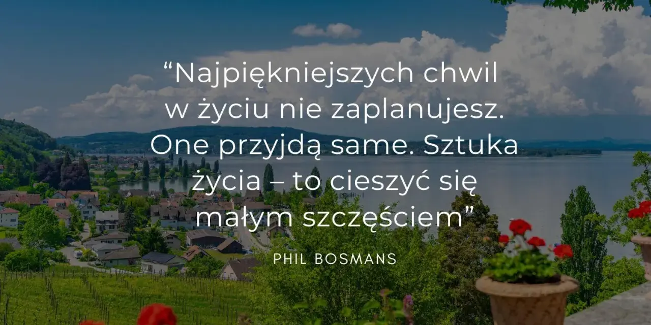 Piękny krajobraz z cytatem o tym, że bycie razem i cieszenie się małymi szczęściami jest kluczem do życia.