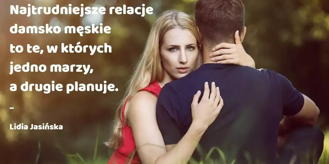 Kobieta obejmuje mężczyznę, ich relacje damsko męskie są trudne, gdy jedno marzy, a drugie planuje.