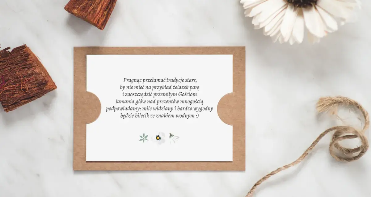 Wierszyk zaproszenie bez dzieci. Elegancka kartka z tekstem o prezentach, ozdobiona suszonymi kwiatami i sznurkiem.