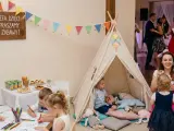 Strefa dzieci na weselu: maluchy rysują, bawią się w tipi i puszczają bańki. Idealny sposób, jak usadzić dzieci na weselu, by miały frajdę.