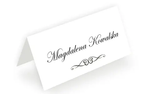 Elegancka winietka z imieniem "Magdalena Kowalska" i ozdobnym motywem. Idealna podpowiedź, jak wypisać winietki dla rodziców na uroczystość.