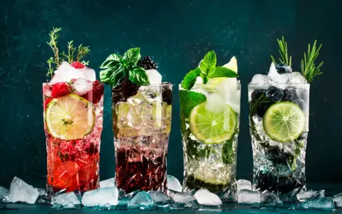 Kolorowe drinki na panieński: malinowy, jagodowy, miętowy i z rozmarynem. Orzeźwiające, z owocami i lodem.