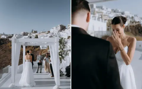 Wzruszona panna młoda podczas szybkiego ślubu cywilnego na Santorini. W tle białe domy i błękitne niebo.