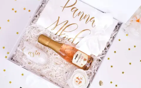 Idealny prezent na wieczór panieński: kieliszek z imieniem, prosecco i koszulka "Panna Młoda".
