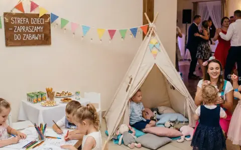 Strefa dzieci na weselu: maluchy rysują, bawią się w tipi i puszczają bańki. Idealny sposób, jak usadzić dzieci na weselu, by miały frajdę.