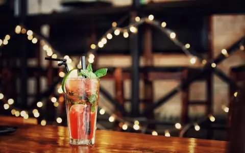 Orzeźwiający drink na drewnianym blacie, idealny na wieczór kawalerski.