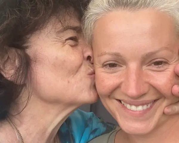 Starsza kobieta całuje młodszą w policzek. Może to początek czegoś więcej, bo zakochałam się w przyjacielu.