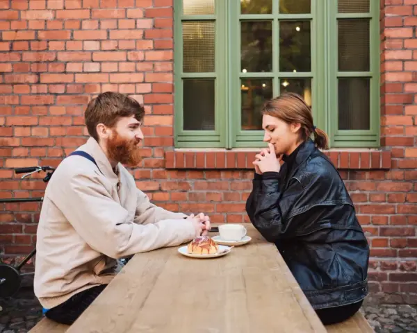 Para rozmawia przy stoliku na zewnątrz. Czy to znaczy matching z kimś, gdy czujesz taką swobodę?