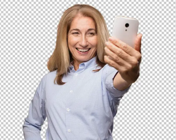 Uśmiechnięta kobieta robi selfie, prezentując swoje kreatywne przedstawienie siebie.
