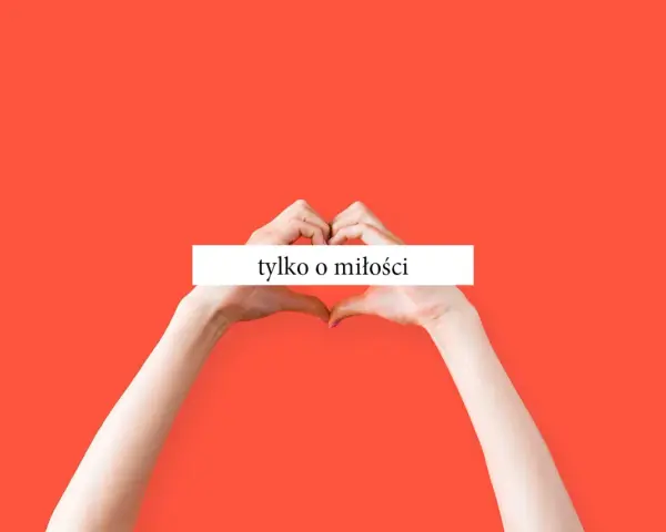 Dłonie tworzą serce na tle w kolorze koralowym. Biały prostokąt z napisem "tylko o miłości" podkreśla ten cytat o miłości.