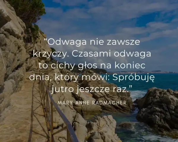 Cytaty o trudnej miłości: odwaga to cichy głos, który mówi "spróbuję jutro jeszcze raz". Widok na morze i skaliste wybrzeże.