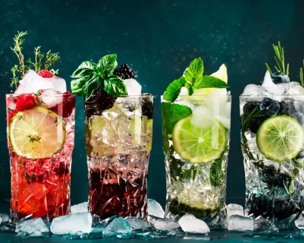 Kolorowe drinki na panieński: malinowy, jagodowy, miętowy i z rozmarynem. Orzeźwiające, z owocami i lodem.