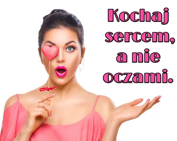 Kobieta z sercem zasłaniającym oko, z otwartymi ustami i wyciągniętą dłonią. Napis: Kochaj sercem, a nie oczami.
