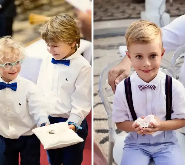 Dwóch chłopców w eleganckich strojach niesie obrączki na poduszce. Jeden z nich ma okulary.
