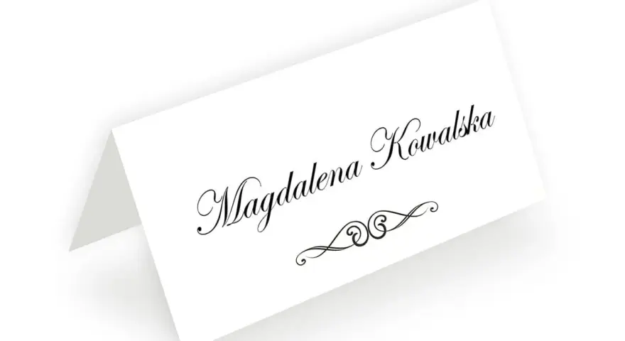 Elegancka winietka z imieniem "Magdalena Kowalska" i ozdobnym motywem. Idealna podpowiedź, jak wypisać winietki dla rodziców na uroczystość.