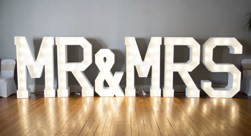 Podświetlane litery "MR & MRS" idealne na wieczór panieński.
