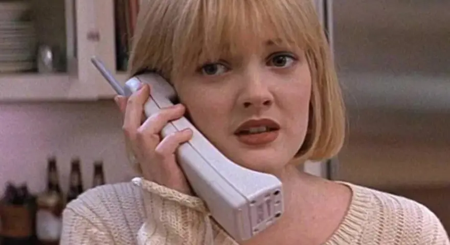 Blondynka z przerażeniem odbiera telefon, jakby właśnie usłyszała, że ktoś ją "zombieinguje".
