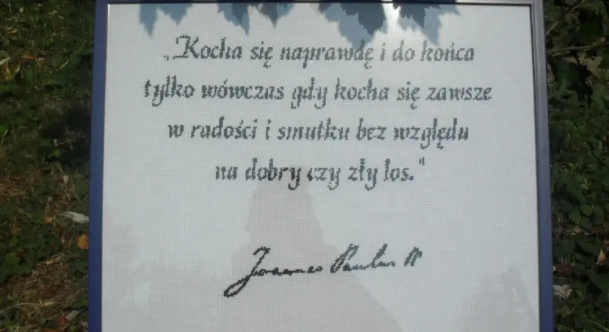 Piękny haft z cytatem Jana Pawła II na rocznicę ślubu: "Kocha się naprawdę i do końca tylko wówczas gdy kocha się zawsze w radości i smutku bez względu na dobry czy zły los.