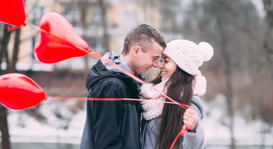 Para sprawia, że dziewczyna czuje się wyjątkowa, gdy mówi jej, że jest dla niego całym światem. Czerwone balony w kształcie serca dodają romantyzmu.