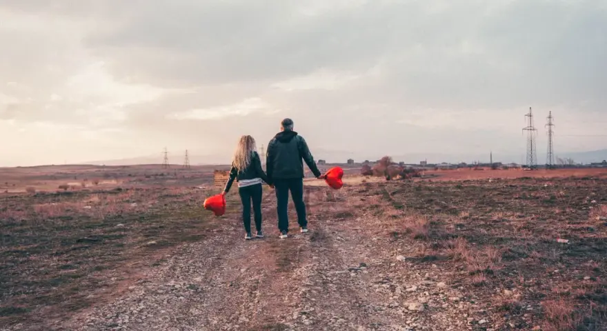Para złamane serce, najlepszym lekarstwem jest wspólne spacerowanie z czerwonymi balonami w kształcie serca.