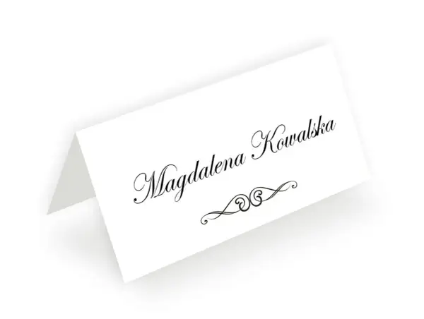 Elegancka winietka z imieniem "Magdalena Kowalska" i ozdobnym motywem. Idealna podpowiedź, jak wypisać winietki dla rodziców na uroczystość.