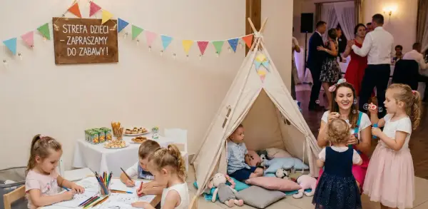 Strefa dzieci na weselu: maluchy rysują, bawią się w tipi i puszczają bańki. Idealny sposób, jak usadzić dzieci na weselu, by miały frajdę.