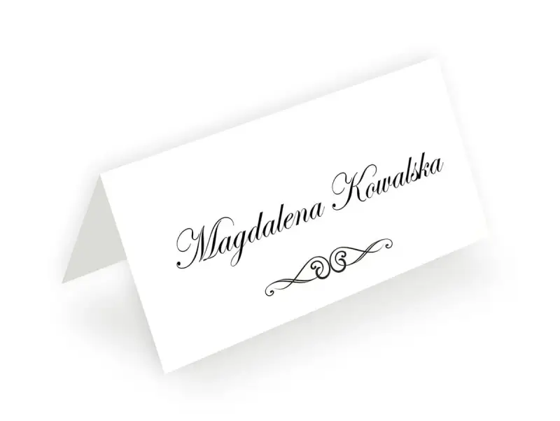 Elegancka winietka z imieniem "Magdalena Kowalska" i ozdobnym motywem. Idealna podpowiedź, jak wypisać winietki dla rodziców na uroczystość.