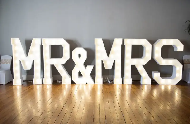 Podświetlane litery "MR & MRS" idealne na wieczór panieński.