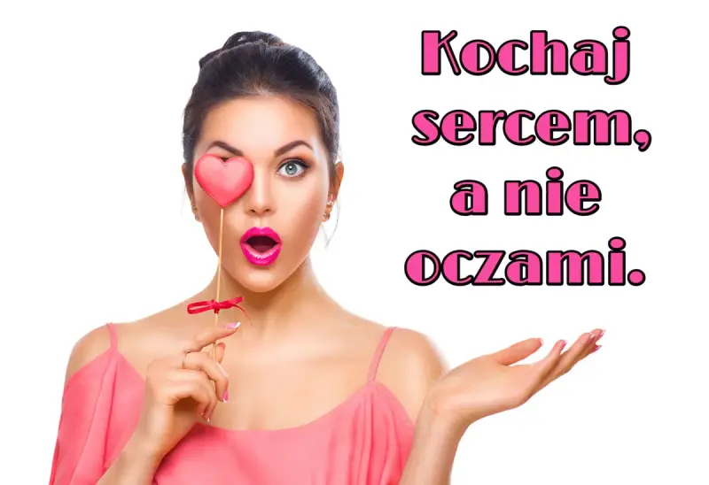 Kobieta z sercem zasłaniającym oko, z otwartymi ustami i wyciągniętą dłonią. Napis: Kochaj sercem, a nie oczami.